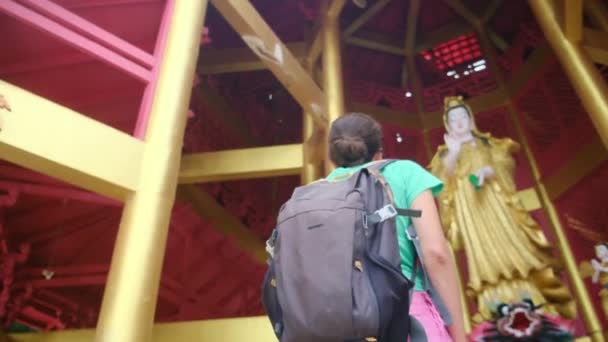 在东南亚庙宇的40岁妇女 — 图库视频影像