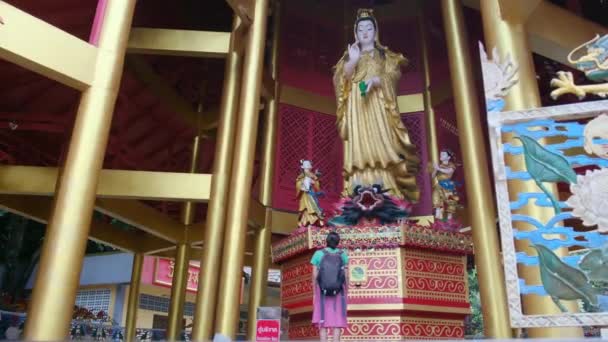 Mujer Años Templo Del Sudeste Asiático — Vídeos de Stock