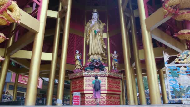 Mulher Anos Templo Sudeste Asiático — Vídeo de Stock