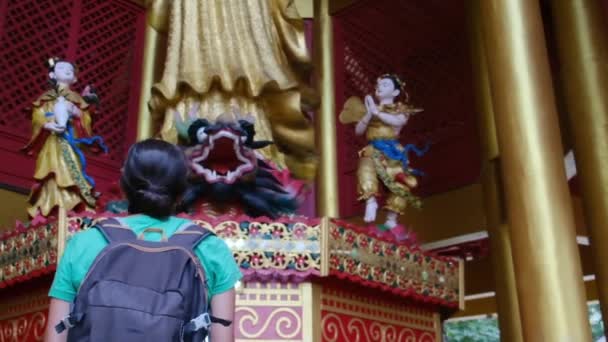 Årig Kvinna Vid Sydostasiatiska Templet — Stockvideo