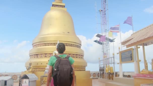 Årig Kvinna Vid Sydostasiatiska Templet — Stockvideo