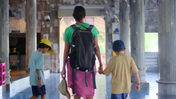 Wanita Dengan Anak Anak Berjalan Warisan Asia Tenggara Melalui Kuilnya — Stok Video
