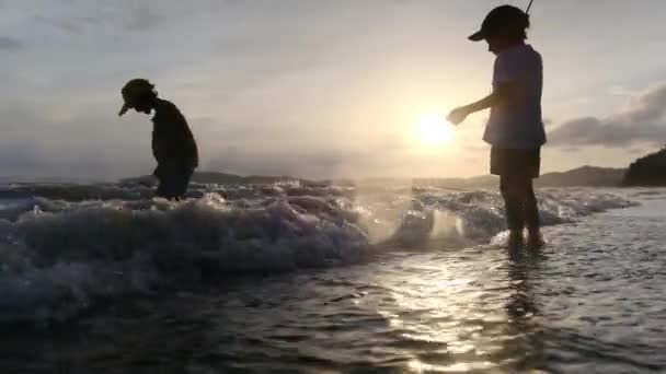 Kinderen Spelen Het Strand Speelse Jongens Spelen Met Golven Het — Stockvideo