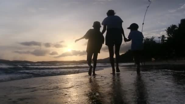 Moeder Zonen Wandelen Het Strand Van Oceaan Onder Zonsondergang Zonnige — Stockvideo