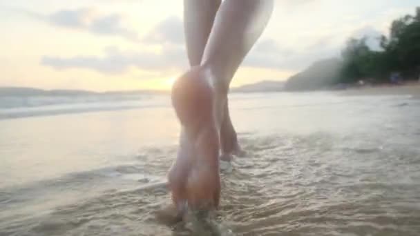 Pés Caminhadas Água Com Uma Mulher Pernas Areia Junto Mar — Vídeo de Stock