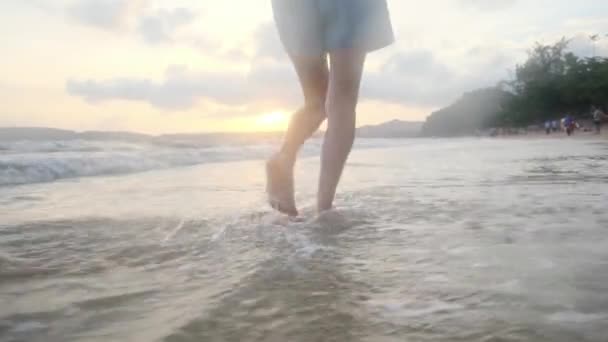 Láb Fut Egy Lábát Homokban Tenger Vagy Óceán Nyári Vakáció — Stock videók