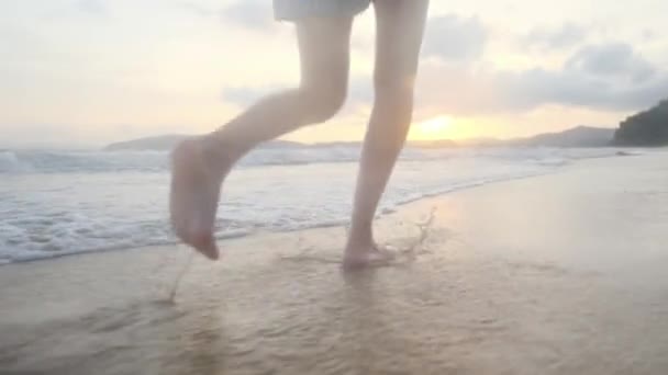 Ноги Бігають Жіночими Ногами Піску Біля Моря Або Океану Під — стокове відео