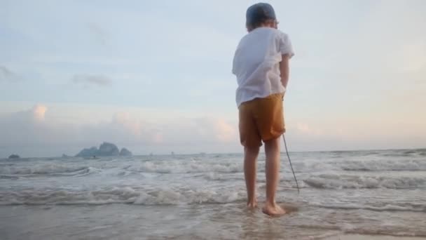 Дети Играют Пляже Игривый Мальчик Играет Волнами Песчаном Пляже Дети — стоковое видео