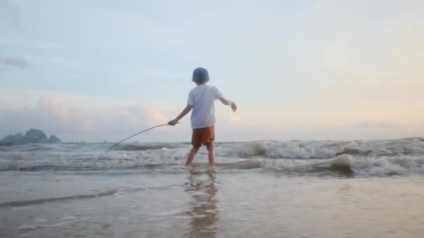 Дети Играют Пляже Игривый Мальчик Играет Волнами Песчаном Пляже Дети — стоковое видео