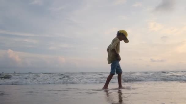Дети Играют Пляже Игривые Мальчики Играют Волнами Песчаном Пляже Дети — стоковое видео