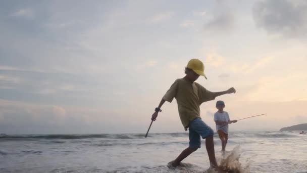 Sahilde Oynayan Çocuklar Kumlu Sahilde Dalgalarla Oynayan Çocuklar Mutlu Bir — Stok video