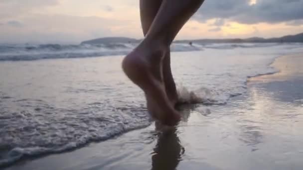 Láb Séta Víz Egy Lábát Homokban Tenger Vagy Óceán Nyári — Stock videók