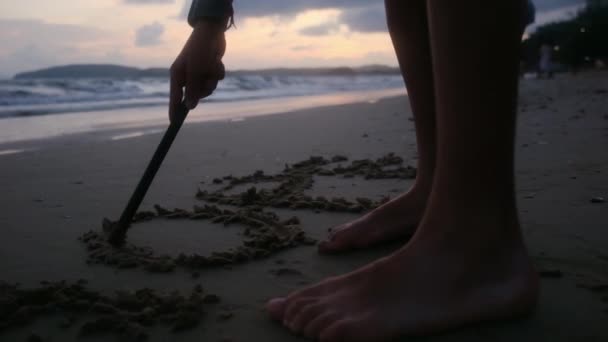 Liten Unge Ritar Stranden Sand Med Pinne — Stockvideo
