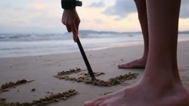 Kleines Kind Zeichnet Strand Sand Mit Einem Stock — Stockvideo