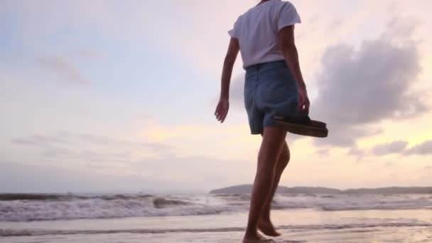 Πόδια Περπάτημα Και Νερό Γυναικεία Πόδια Στην Άμμο Δίπλα Στη — Αρχείο Βίντεο