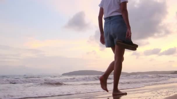 Ноги Ходьба Вода Жіночими Ногами Піску Біля Моря Або Океану — стокове відео