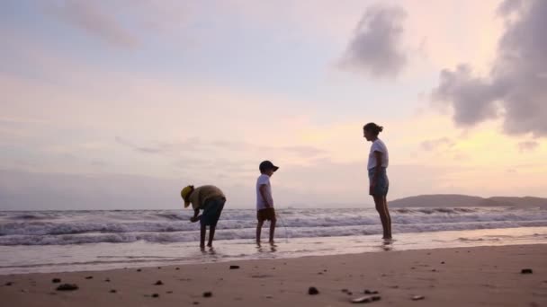 Мать Сыновья Гуляющие Океанскому Пляжу Сансет Солнечный День Морском Побережье — стоковое видео