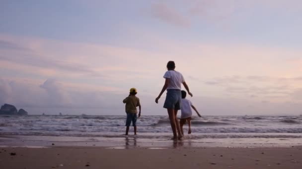 Madre Hijos Caminando Playa Del Océano Bajo Atardecer Día Soleado — Vídeo de stock