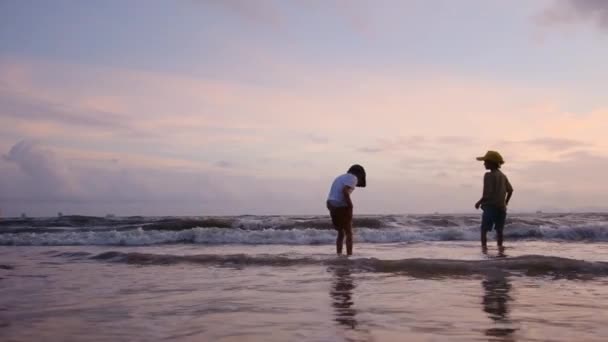 Moeder Zonen Wandelen Het Strand Van Oceaan Onder Zonsondergang Zonnige — Stockvideo