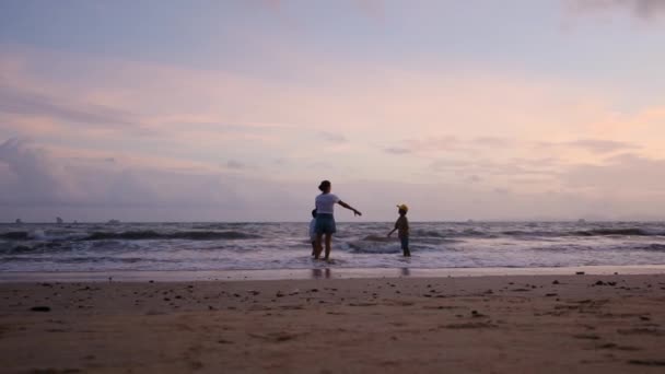 Madre Hijos Caminando Playa Del Océano Bajo Atardecer Día Soleado — Vídeos de Stock
