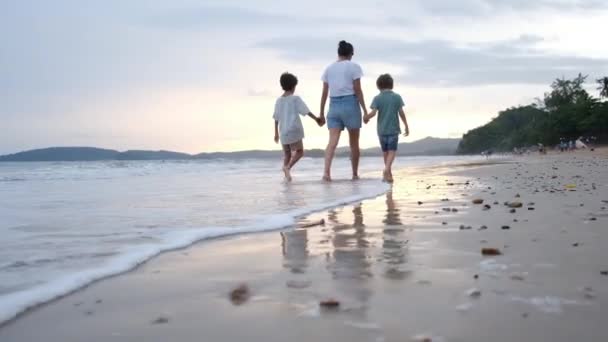 Glückliche Mutter Spaziert Mit Ihren Söhnen Der Küste Entlang — Stockvideo