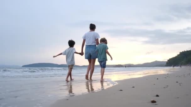 Madre Feliz Caminando Por Costa Con Sus Hijos — Vídeos de Stock