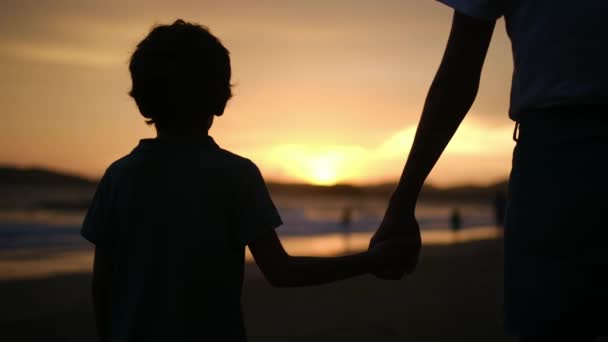 Zažijte Srdcervoucí Podstatu Rodinného Spojení Jako Siluetu Matky Jejích Synů — Stock video