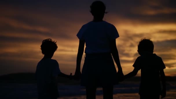 感受家庭联系的温馨本质 就像母亲和儿子们在宁静的海滩上迷人的落日背景下的轮廓 — 图库视频影像