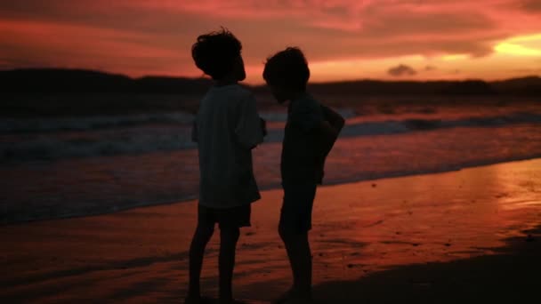 Kinderen Aan Zee Bij Zonsondergang Silhouet Kinderen Reiken Naar Zon — Stockvideo