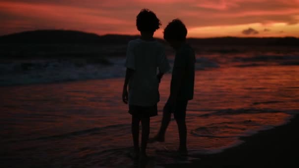 Niños Junto Mar Atardecer Silueta Los Niños Acercan Sol Concepto — Vídeo de stock