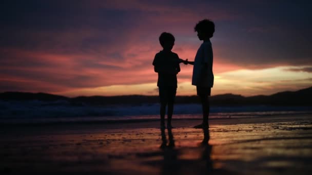 Gün Batımı Siluetinde Çocuklar Çocuklar Güneşe Uzanıyor Çocuk Rüyası Konsepti — Stok video