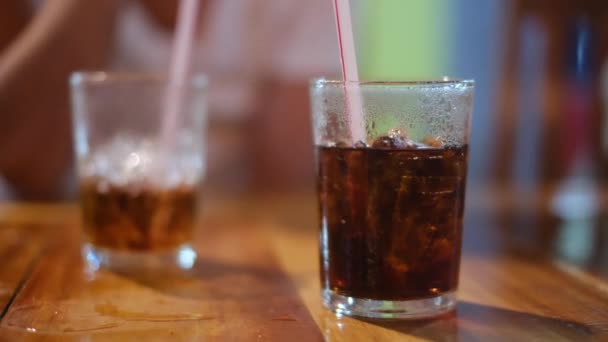 Buen Vaso Cola Helada Dulce Bebida Sabrosa Restaurante Bar Cócteles — Vídeo de stock