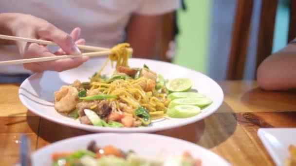 Gezgin Asyalı Kadın Geleneksel Sokak Yemekleri Alışverişini Yemeyi Seviyor — Stok video