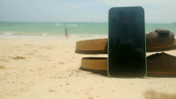 Parmak Arası Terlik Cep Telefonu Kumlu Yaz Plajı Arka Planında — Stok video