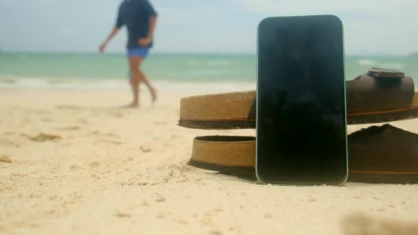 Flip Flops Mobiele Telefoon Zandstrand Achtergrond Vrolijke Vrolijke Vakantie Close — Stockvideo