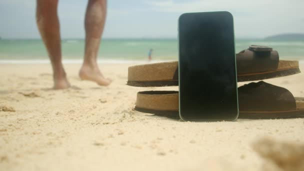 Japonki Telefon Komórkowy Piaszczystym Letnim Tle Plaży Wesołych Wakacji Bliska — Wideo stockowe