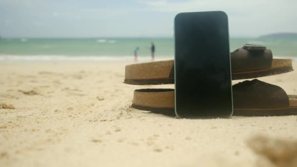 Flip Flops Mobile Phone Sandy Summer Beach Background Happy Joyful — Stock Video