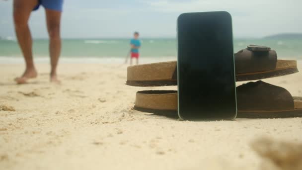 Flip Flops Mobile Phone Sandy Summer Beach Background Happy Joyful — Stock Video