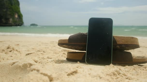 Фліп Флоп Мобільний Телефон Піщаному Літньому Пляжі Фоні Щасливі Радісні — стокове відео