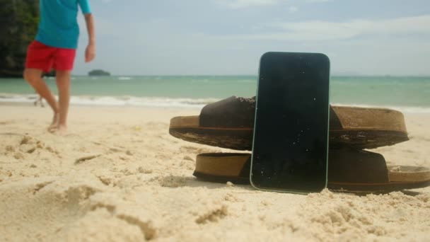 Flip Flopy Mobilní Telefon Písečné Letní Pláži Pozadí Šťastná Radostná — Stock video