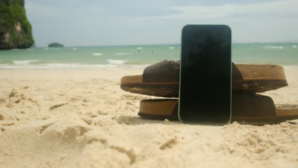 Планшеты Мобильный Телефон Фоне Песчаного Летнего Пляжа Счастливый Отпуск Крупным — стоковое видео