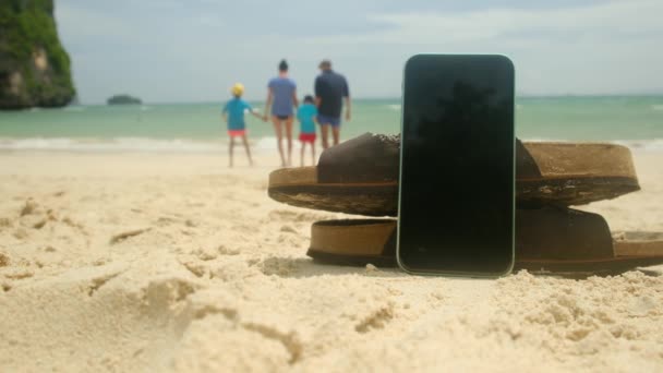 Flip Flopy Mobilní Telefon Písečné Letní Pláži Pozadí Šťastná Radostná — Stock video