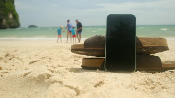 Фліп Флоп Мобільний Телефон Піщаному Літньому Пляжі Фоні Щасливі Радісні — стокове відео