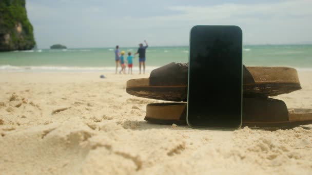 Chinelos Telefone Celular Fundo Praia Verão Arenoso Boas Férias Alegres — Vídeo de Stock