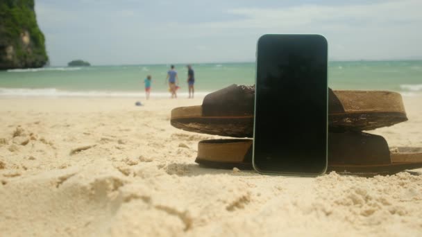 Japonki Telefon Komórkowy Piaszczystym Letnim Tle Plaży Wesołych Wakacji Bliska — Wideo stockowe