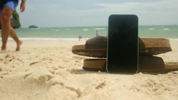 Планшеты Мобильный Телефон Фоне Песчаного Летнего Пляжа Счастливый Отпуск Крупным — стоковое видео