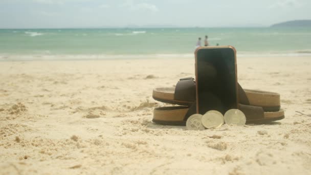 Technologie Vakantie Zomervakantie Concept Crypto Valuta Smartphone Slippers Strand Zand — Stockvideo