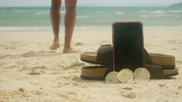 假期和暑假概念 加密货币 智能手机和海滩沙滩上的翻跟斗 — 图库视频影像