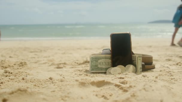 Technologia Wakacje Wakacje Koncepcja Pieniądze Smartphone Japonki Piasku Plaży — Wideo stockowe