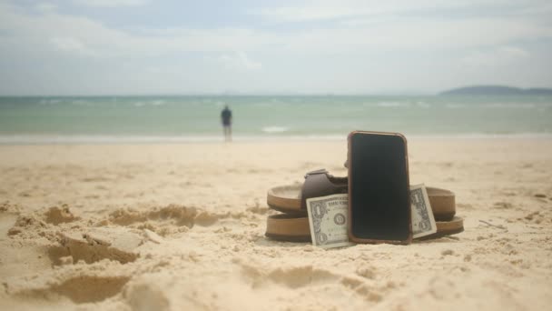 Technologie Vakantie Zomervakantie Concept Geld Smartphone Slippers Strand Zand — Stockvideo